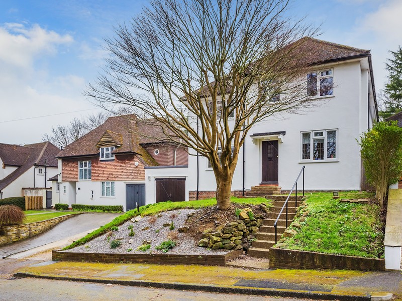 5 Bed House Detached To Rent in Reigate
